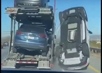 ببینید | سقوط خودروی از روی تریلی خودروبر در بزرگراه؛ ترافیک سنگین و اختلال گسترده در تردد