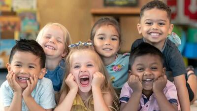 جدول رشد کودکان از نوزادی تا ۱۰ سالگی+ نکات طلایی برای والدین