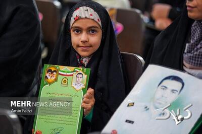 قدردانی دانش‌آموزان گرمساری از مأموران پلیس با اهدای گل - مجله اینترنتی کولاک