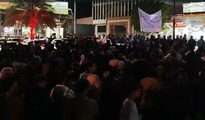  تجمع برخی از افراد در شهر کنگان