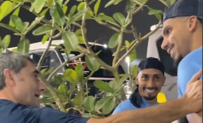 خوش‌و‌بش ارنستو والورده با رافینیا و آرائوخو در حاشیه تورنمنت سوپرکاپ اسپانیا - پارس فوتبال