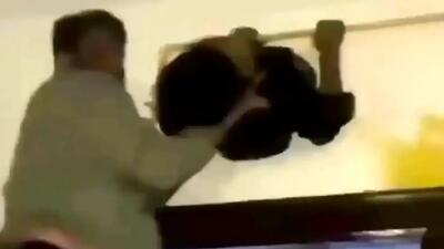 دزد بدشانس در کانال تهویه گیر افتاد + فیلم بیرون آوردنش توسط پلیس