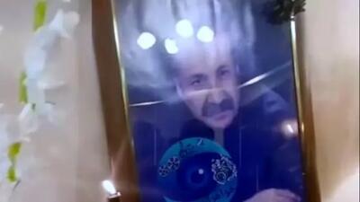  فیلم / نگاهی به چیدمان میز عزای سعید پیردوست، هنرمند تازه درگذشته با گل سفید و شمعدان های آنتیک /روحش شاد و یادش گرامی
