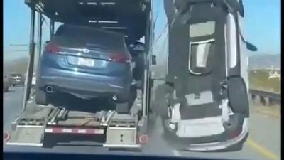  فیلم سقوط مرگبار خودرو از تریلی در بزرگراه / ترافیک سنگین ایجاد شد