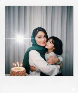  فرزانه قاسم‌زاده و عکس احساسی با کودکی خود/عکس