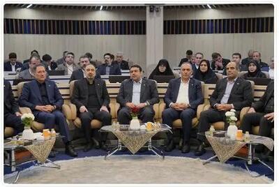  بازدید معاون علمی و فناوری رئیس جمهور از غرفه بیمه البرز در نمایشگاه پتروشیمی