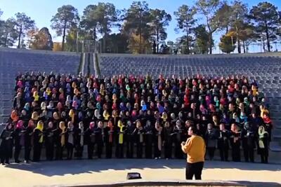 آواز گروهی؛ 100 تا خانوم با لباس زیبا هماهنگ من از خدامه مهستی رو می خونن