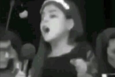 آواز معروفا؛ دخترک کوچیک زیبا چه با غم بزرگ میخونه/دلت میخواد خودتو بزنی