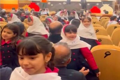  آواز شاد؛ دختربچه های گوگول نم بارون بزنه شلق شلق رو گونه هامون میخونن /باباها ذوقین