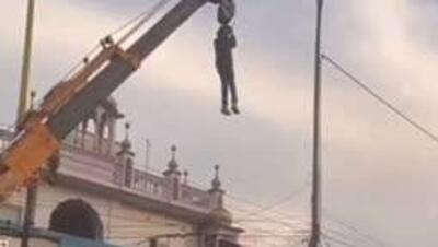  در پنجاب، مردی برای آزاد کردن پرنده کوچکی که در سیم‌های برق گیر کرده بود، از یک جرثقیل در حال حرکت آویزان شد