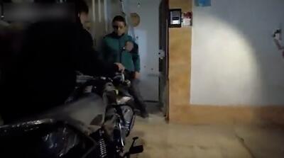  هدیه آیت علم الهدی به یکی از قربانیان اغتشاشات