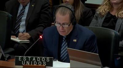 قطع سخنرانی سفیر آمریکا با اعتراض فعالین ضد جنگ