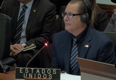 قطع سخنرانی نماینده آمریکا با اعتراض فعال معترض به حمله علیه ونزوئلا - تسنیم