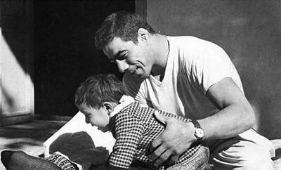 مملکت آدم هم مثل ننه بابای آدم می‌مونه، نمیشه ولش کرد