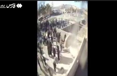 تصاویر دوربین مداربسته از حملۀ روز شنبه اغتشاشگران به مقر بسیج در ملکشاهی