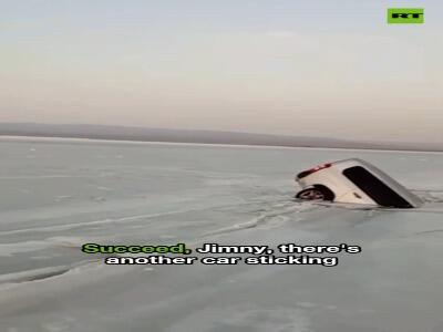  فرورفتن خودروهای ماهیگیران روسی درآب به‌دلیل ترک‌خوردگی یخ