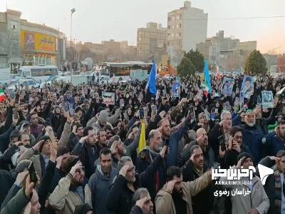  فیلم/ سلام نظامی مشهدی ها در مقابل پرچم ایران در میدان فجر