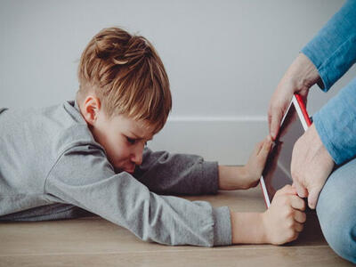 راهکار کاهش وابستگی کودکان به تلفن همراه