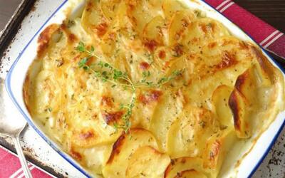 طرز تهیه سیب‌زمینی خامه‌ای با پنیر کشدار و عطر کره