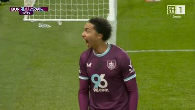 گل اول برنلی به منچستر یونایتد (گل به خودی)