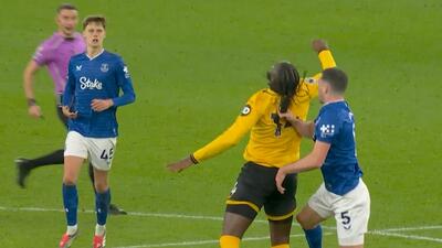 اخراج عجیب مدافع اورتون با کشیدن موهای بازیکن حریف