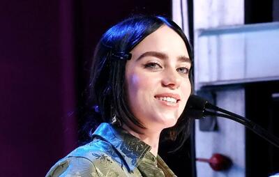  عکس| «بیلی آیلیش ۱۷ ساله» در جریان یک مصاحبه در کالیفرنیا؛ سال ۱۳۹۷