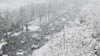 بارندگی، کاهش دما و وزش باد؛ کلان‌شهرها نفس تازه می‌کنند