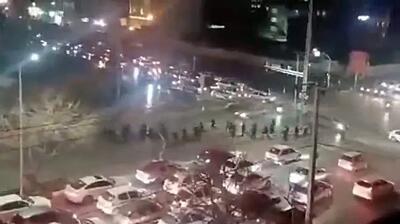  زیرگیری مأموران ضدشورش با پژو در میدان هفت‌تیر مشهد/ ویدئو