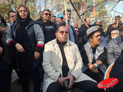  حمله به مهران مدیری و سیامک انصاری در مراسم خاکسپاری سعید پیردوست +ویدیو - کلبه سرگرمی