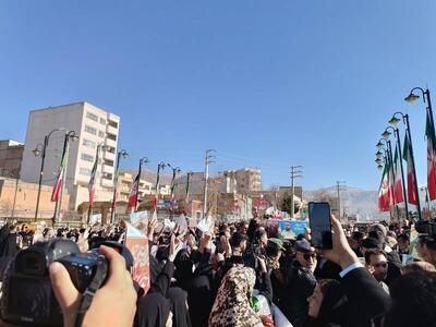  فیلم/ حضور باشکوه مردم ایلام در تشییع پیکر مطهر شهید مدافع امنیت
