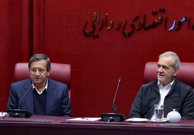 همتی: بازار ارز در حال آرام شدن است