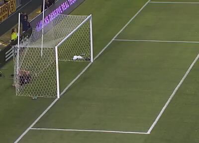 ویدئو: معجزه صدم ثانیه‌ای برای نجات دروازه از روی خط سرنوشت - پارس فوتبال