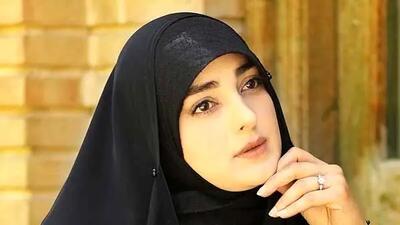 فیلم/ نوشتن نام ایران بر روی خانه خدا توسط ستاره سادات قطبی: خدایااا خودت پا درمیونی کن