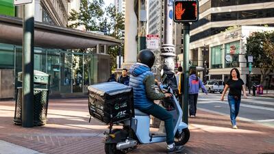 فردی که خود را «افشاگر» یک شرکت تحویل غذا معرفی می‌کرد، با کمک هوش مصنوعی اینترنت را فریب داد