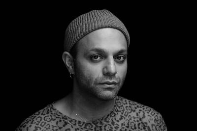 استایل شوکه کننده صابر ابر در آغوش طاووس