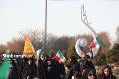 اجتماع مردم انقلابی مشهد در محکومیت هتک حرمت به پرچم ایران برگزار شد