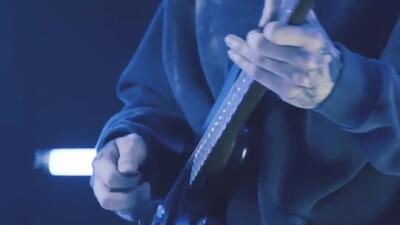  آواز غربی؛ تکنوازی فوق هنرمندانه گیتار الکتریک که شنونده رو غرق خودش میکنه