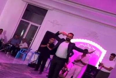  آواز شاد؛ پسره وسط تالار با حرکات اسلومیشن میاد وسط همه ام شعف میکنن!!!