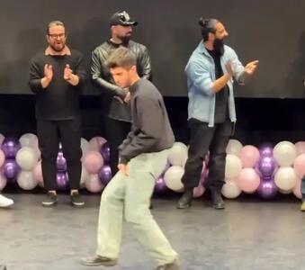 آواز بلرزون؛ رقص هندی پسره از خانوما چیزی کم نداره و اطوارش خداس پرید رو کمر رفیقش