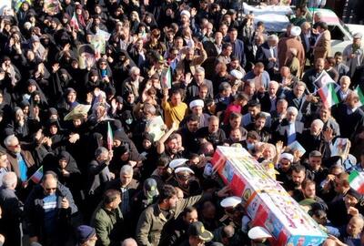  حضور با شکوه ایلامی‌ها در مراسم تشییع پیکر مطهر شهید مدافع امنیت رضا آقاجانی +فیلم