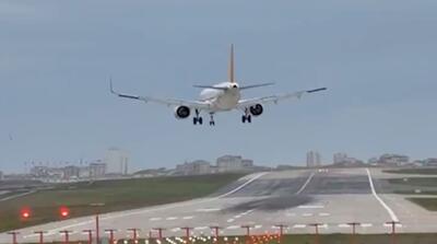 باد هواپیمای مسافربری را با خود برد