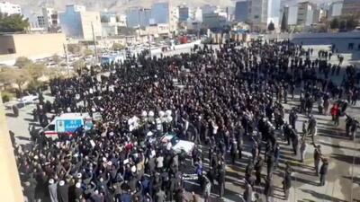 فریاد  مرگ بر اسرائیل  مردم ایلام در مراسم تشییع شهید آقاجانی