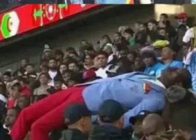 عذرخواهی عموره از یک مجسمه!