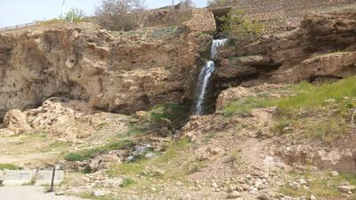  گلایه اهالی روستای بهرام بیگی از کم آبی آبشار فصلی + عکس