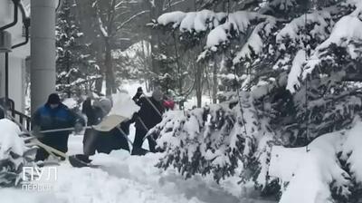  لوکاشنکو رئیس جمهور بلاروس و پسرش نیکولای برای برف روبی به کارکنان شهر کمک کردند