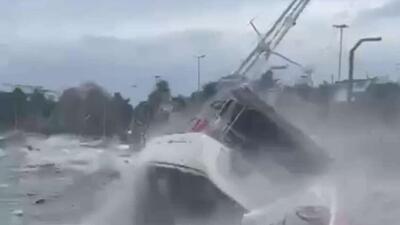  وزش بادهای شدید در سواحل توزلا در استانبول