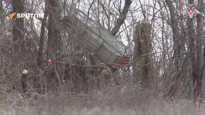  خدمه سامانه  بی -ام 21 گراد  ارتش روسیه به نیروی انسانی و تجهیزات نیروهای مسلح اوکراین در جهت کراسنوارمیسک حمله کردند