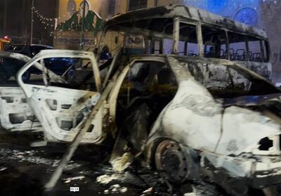 صحنه‌های آزاردهنده از سوزاندن خودروهای افراد عادی توسط تروریست‌ها - تسنیم