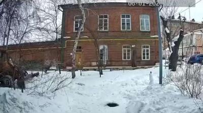  نجات آدم برفی توسط یک کارگر خدمات شهری در روسیه