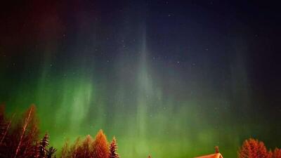  امواج بنفش زمردی شفق‌های قطبی به دلیل طوفان مغناطیسی ضعیف، آسمان شمال روسیه را رنگین کرده است.